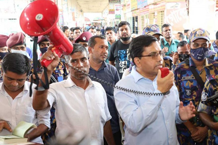 ভাড়ার তালিকা না থাকায় জরিমানা গুনলো ৮ বাস কাউন্টার