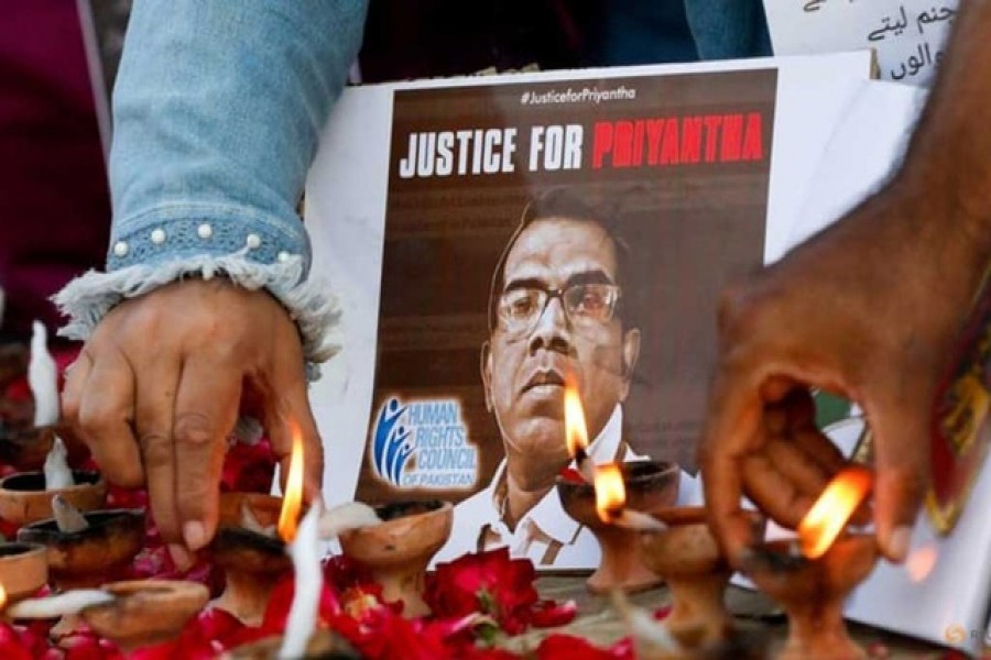 নিহত প্রিয়ানথা দিয়াওয়াদানার ছবির পাশে বাতি জ্বালিয়ে জনগণের শ্রদ্ধা নিবেদন — রয়টার্স ফাইল ছবি