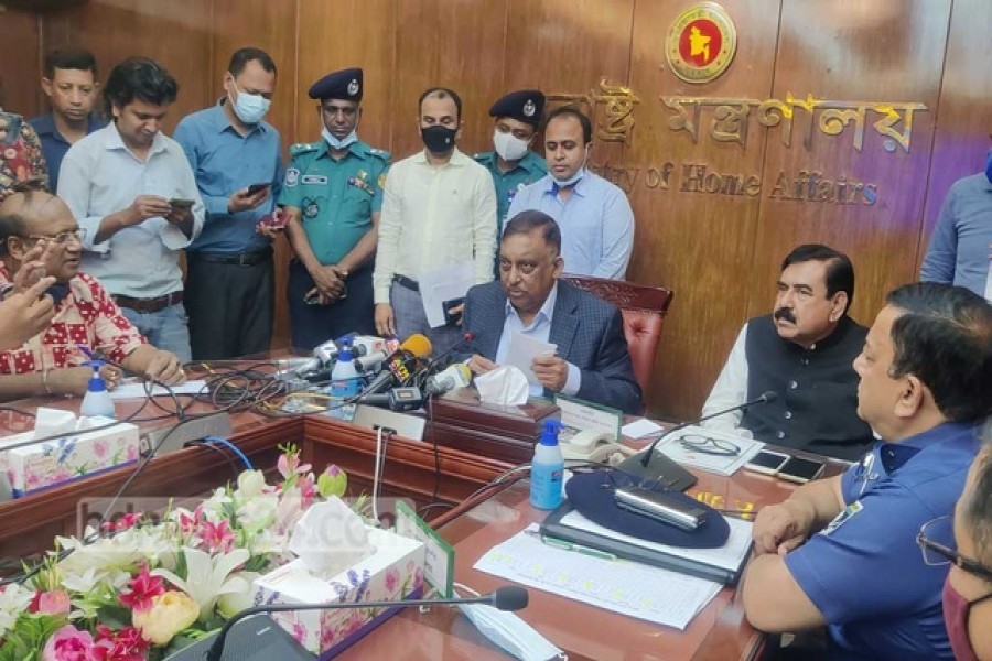 নিউ মার্কেট এলাকায় দোকান মালিক-শ্রমিকদের সঙ্গে ঢাকা কলেজের শিক্ষার্থীদের সংঘর্ষে দ্রুতই থামানো সম্ভব হবে বলে আশা প্রকাশ করেছেন স্বরাষ্ট্রমন্ত্রী আসাদুজ্জামান খান কামাল।