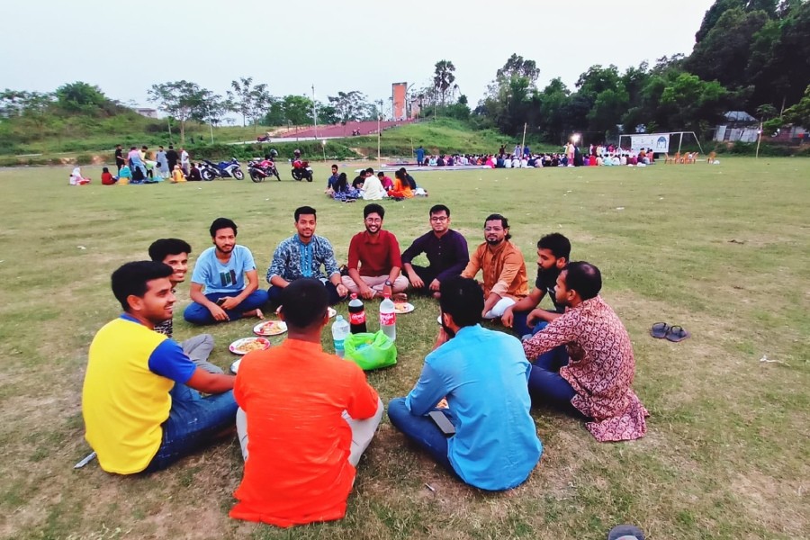 ক্যাম্পাসের মাঠে বসেছে ইফতারির আসর