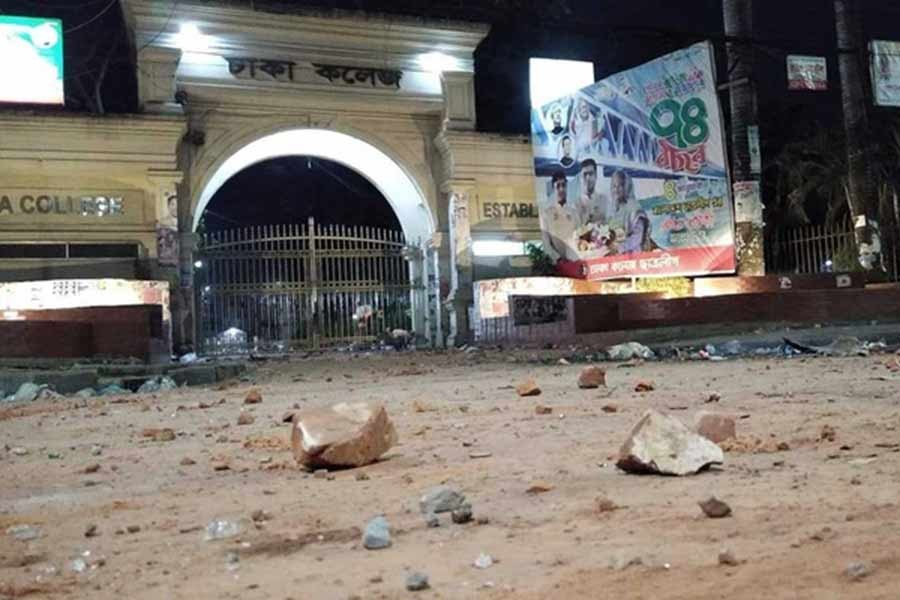 ঢাকা কলেজের শিক্ষার্থীদের বিকালের মধ্যে হল ছাড়ার নির্দেশ