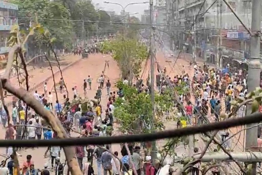 নিউ মার্কেটে সংঘর্ষের ঘটনায় তিন মামলায় আসামি সহস্রাধিক