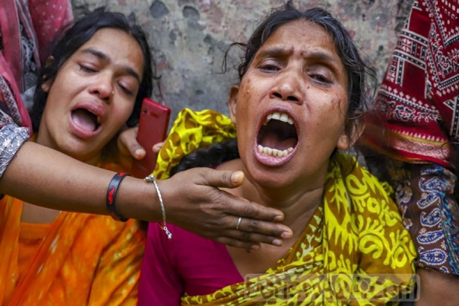 রাজধানীর নিউ মার্কেট এলাকায় সংঘর্ষের মধ্যে আহত নিউ মার্কেটের দোকান কর্মচারী মো. মোরসালিনের মৃত্যেুতে কান্নায় ভেঙে পরে মোরসালিনের মা নূরজান।