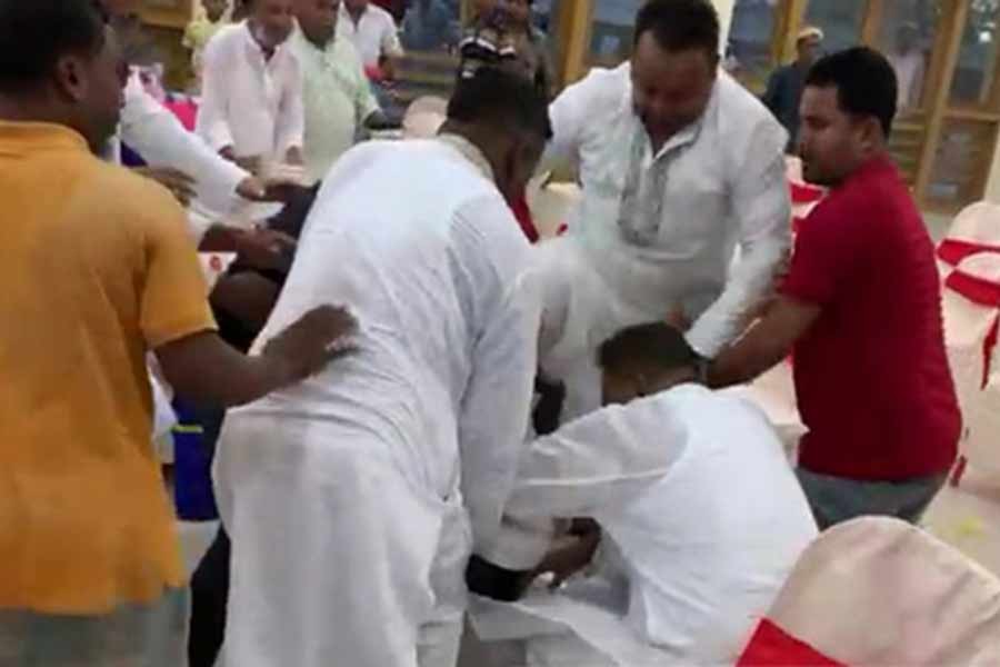 আওয়ামী লীগের দুই নেতাকে মারধর করলেন সাবেক সংসদ সদস্য বদি