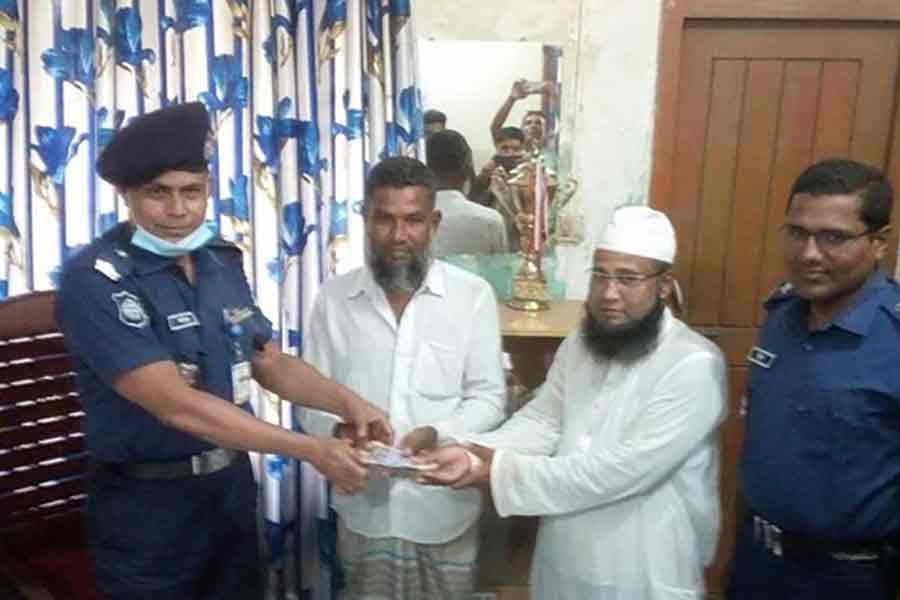 পৌনে দুই লাখ টাকার ব্যাগ মালিককে ফিরিয়ে দিয়েছেন ভ্যানচালক