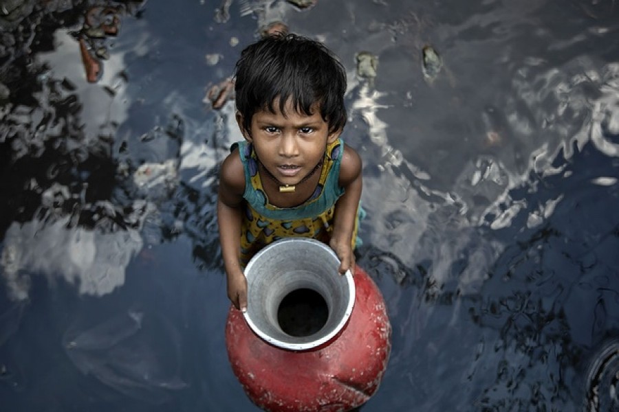 ঢাকার চাঁদ উদ্যান বস্তিতে একটি শিশুর পানি সংগ্রহের এই ছবি তুলেছেন আলোকচিত্রী কে এম আসাদ। ‘হোয়্যার ড্রিমস ফ্লাই অ্যাওয়ে’ শিরোনামের ছবিটি ‘পলিটিক্স অব ফুড’ বিভাগে সেরার পুরস্কার জিতেছে।