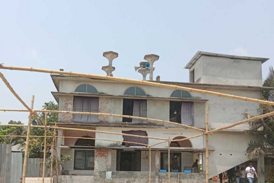 মসজিদে জমি দিয়েছেন হিন্দু, শ্মশানে মুসলমান