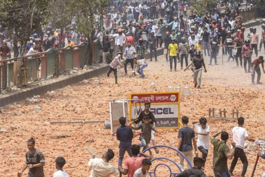 নিউ মার্কেটে সংঘর্ষ: নাহিদ হত্যায় ঢাকা কলেজের ৫ ছাত্র গ্রেপ্তার