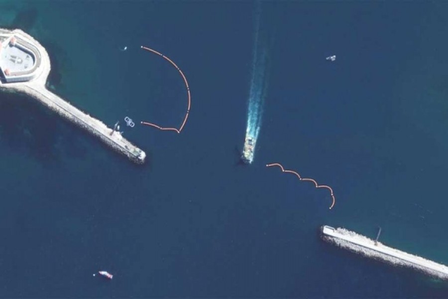 ক্রিমিয়ার সেভাস্তোপল বন্দরের স্যাটেলাইট ছবিতে প্রশিক্ষিত রুশ ডলফিনের গতিবিধি শনাক্ত করেছে ম্যাক্সার টেকনোলজিস।