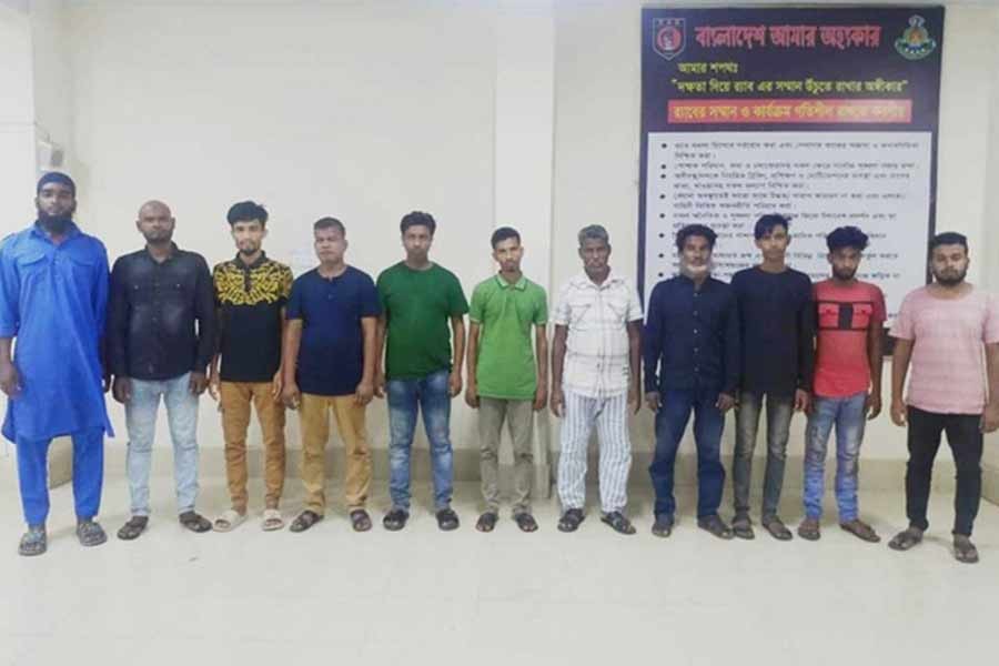 মাঝরাত থেকে ভোর পর্যন্ত কাপ্তান বাজারে চলে ‘চাঁদাবাজির উৎসব’: র‌্যাব