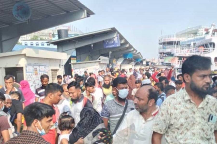 সদরঘাটে বেড়েছে যাত্রীর চাপ 