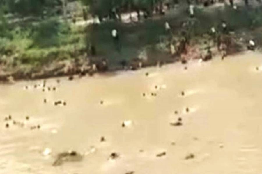 টাঙ্গাইলে শতাধিক যাত্রী নিয়ে নৌকাডুবি 