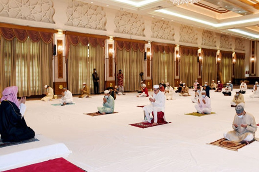 গত বছর বঙ্গভবনে ঈদের নামাজের পর মুনাজাতরত অবস্থায় রাষ্ট্রপতি মো. আবদুল হামিদ