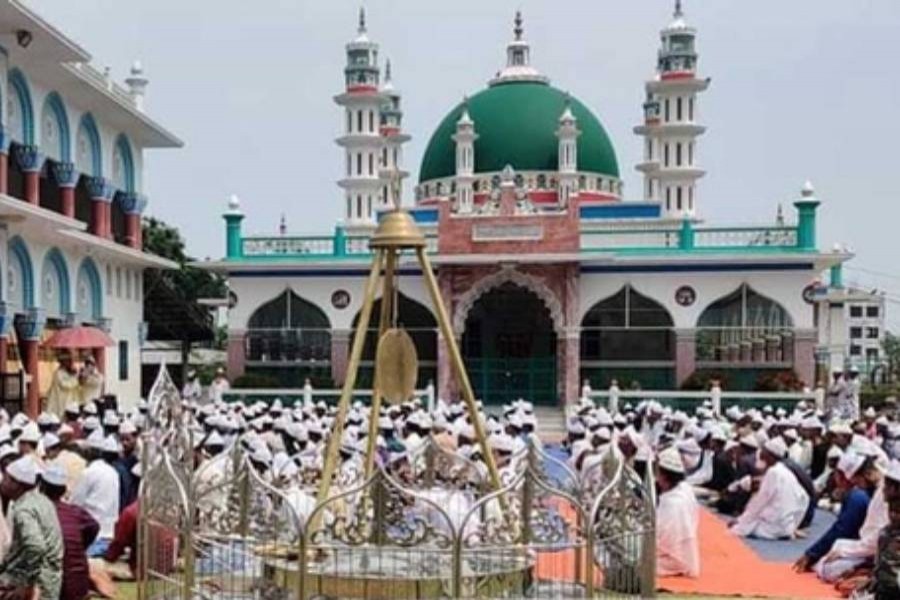 ঝড়-বৃষ্টি মাথায় নিয়ে ঈদের আভাস