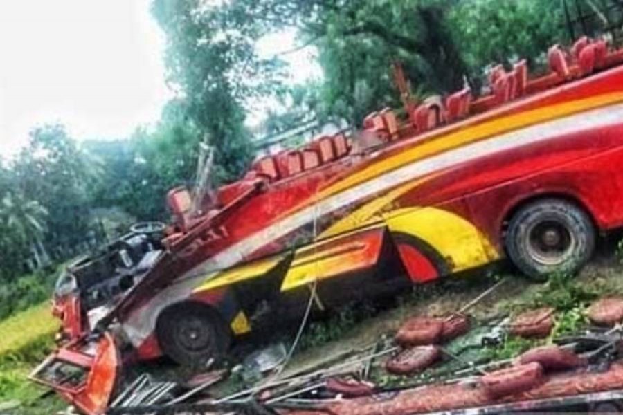 কক্সবাজারে বাস খাদে পড়ে নারী পর্যটকের মৃত্যু 