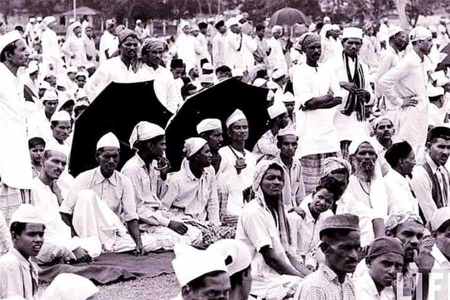 ১৯৫৪ সালে আলোকচিত্রী জেমস বার্কের ক্যামেরায় ঢাকার ঈদ। ছবি: বাংলাদেশের দুষ্প্রাপ্য ছবি সমগ্র