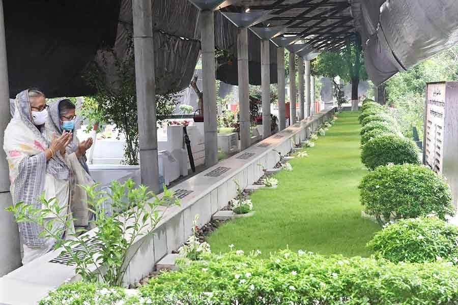 PM offers prayers at Banani graves of her martyred family members