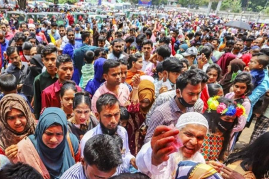 লাখো দর্শনার্থীর ভিড়ে চিড়িয়াখানার ‘ভিন্ন একদিন’ 