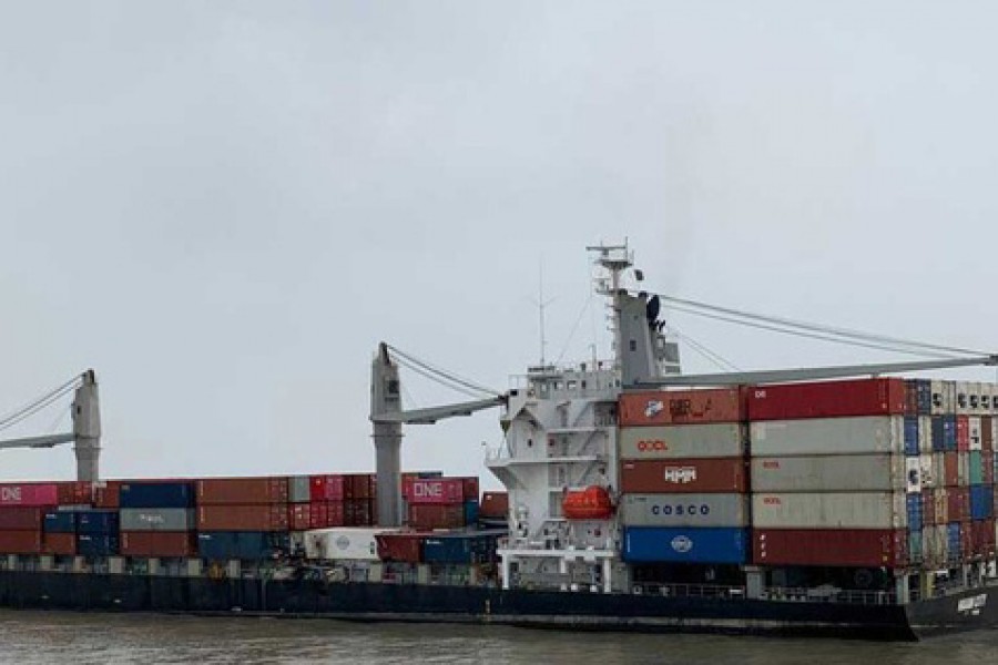 ডুবতে বসা বিদেশি জাহাজ উদ্ধারের পর চট্টগ্রাম বন্দরে