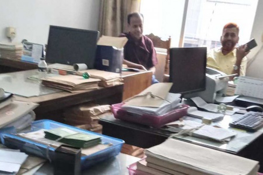 অফিস-আদালত খুললেও আলস্য কাটেনি