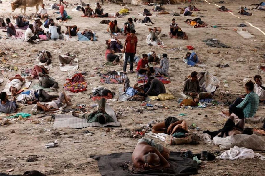 তীব্র গরমে দিল্লিতে স্বস্তির আমায় যমুনার তীরে মানুষ। ছবি: রয়টার্স