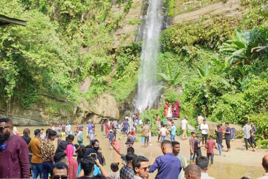 ঈদের ছুটিতে মৌলভীবাজারে পর্যটকের উপচে পড়া ভিড়