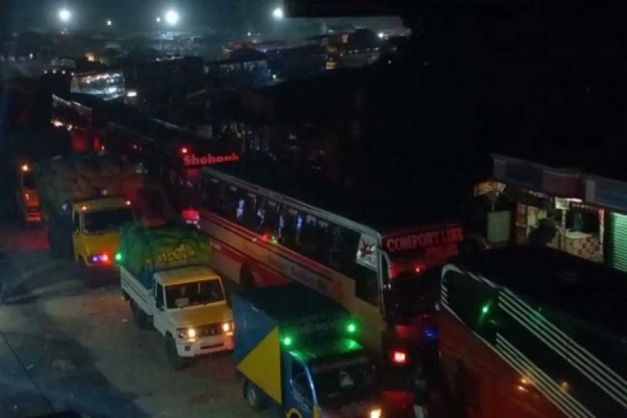 দৌলতদিয়ায় ফেরির জন্য ১২ ঘণ্টা অপেক্ষা