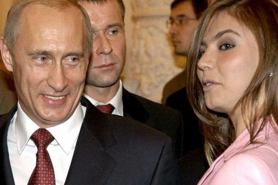 ২০০৪ সালে তোলা এই ছবিতে রাশিয়ার প্রেসিডেন্ট ভ্লাদিমির পুতিন এবং আলিনা কাবায়েভা। ছবি: রয়টার্স