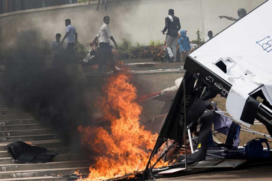 শ্রীলঙ্কায় বিক্ষোভকারীদের দিকে গুলি ছোড়ার পর এমপির আত্মহত্যা