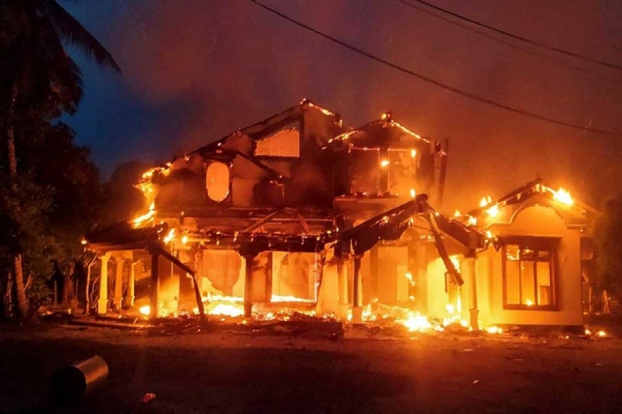 বিক্ষোভে জ্বলছে শ্রীলঙ্কা