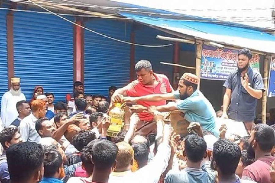 মাদারীপুরে জব্দ করা তেল ক্রেতাদের মধ্যে ন্যায্যমূল্যে বিক্রি করা হচ্ছে