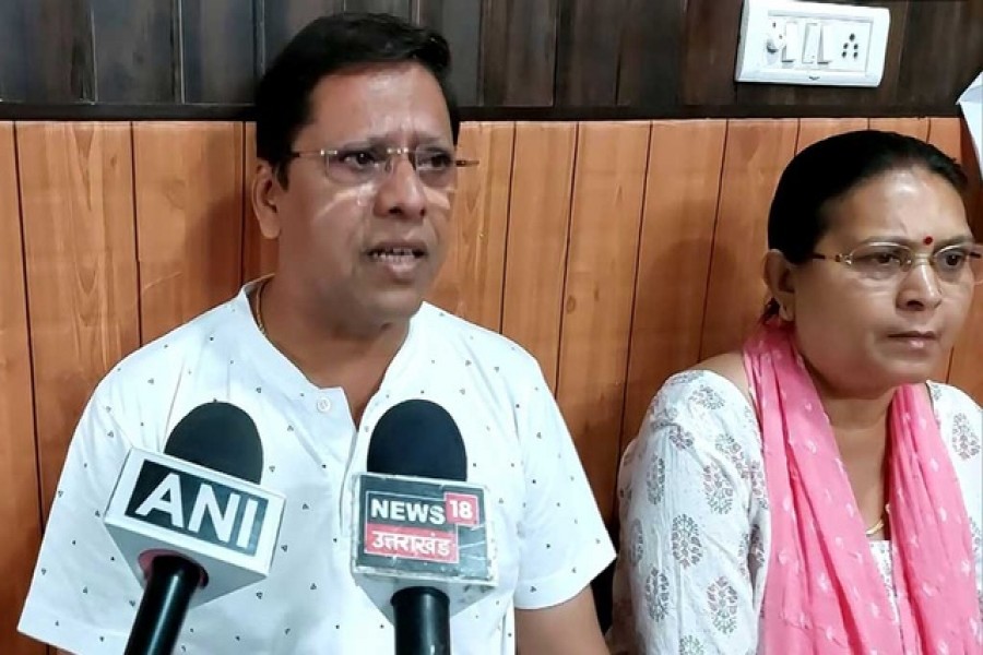 দাদা-দাদি হতে না পারায় একমাত্র ছেলের বিরুদ্ধে মামলা করেছেন ভারতীয় দম্পতি সঞ্জীব প্রসাদ ও সন্ধ্যা প্রসাদ। ছবি: টুইটার থেকে সংগৃহিত