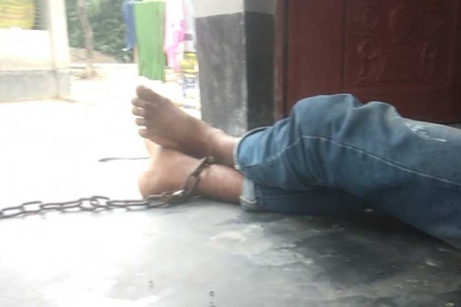 ‘ফ্রি ফায়ারে’ আসক্ত কিশোর, বেঁধে রাখা হচ্ছে শেকলে