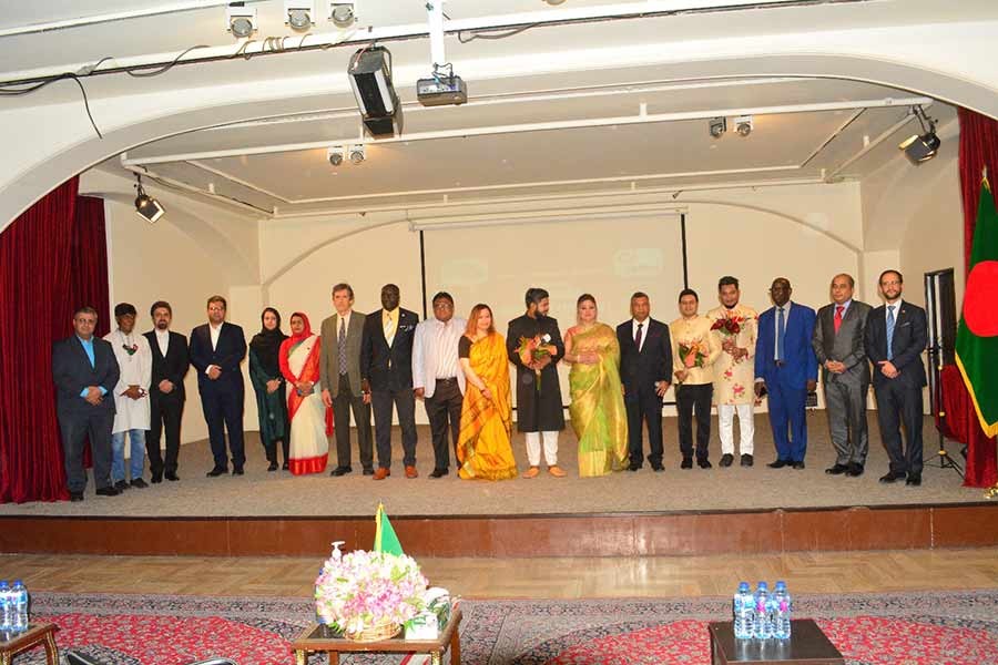 ইরানি শিক্ষাবিদ, দেশি- বিদেশি কূটনৈতিকবৃন্দের সাথে ঢাকা থেকে আগত শিল্পীরা এবং রাষ্ট্রদূত আযম(মাঝে কালো স্যুট) এবং রাষ্ট্রদূতপত্নী সাদিয়া আযম। ছবি: সৈয়দ মূসা রেজা