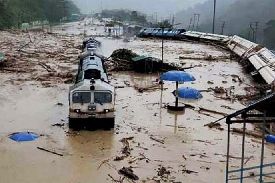 আসামে বন্যা: স্রোতের তোড়ে উল্টে গেল দাঁড়িয়ে থাকা ট্রেন