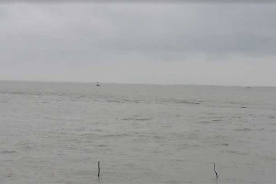 মেঘনার মোহনায় ১৬০০ টন গমবোঝাই জাহাজের তলা ফুটো