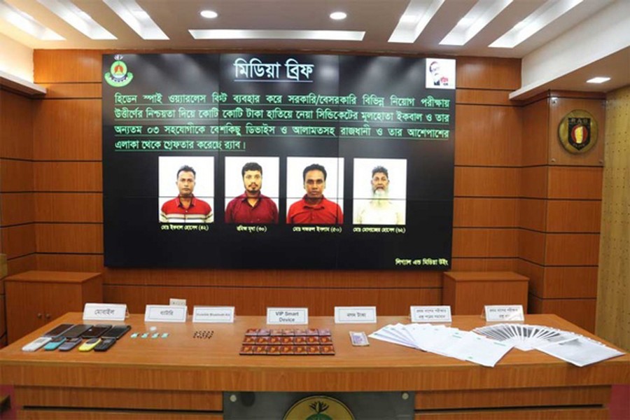 ‘স্পাই কিটের মাধ্যমে  উত্তর পেতেন পরীক্ষার্থী’