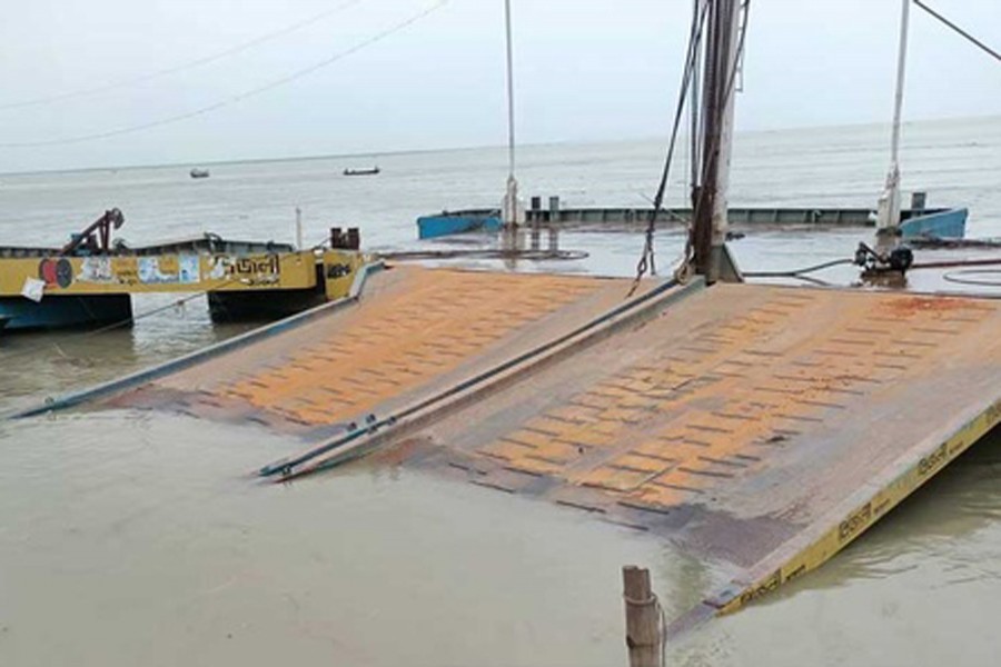 তলিয়েছে দৌলতদিয়ার ২ ঘাট, দীর্ঘ জটে ভোগান্তি