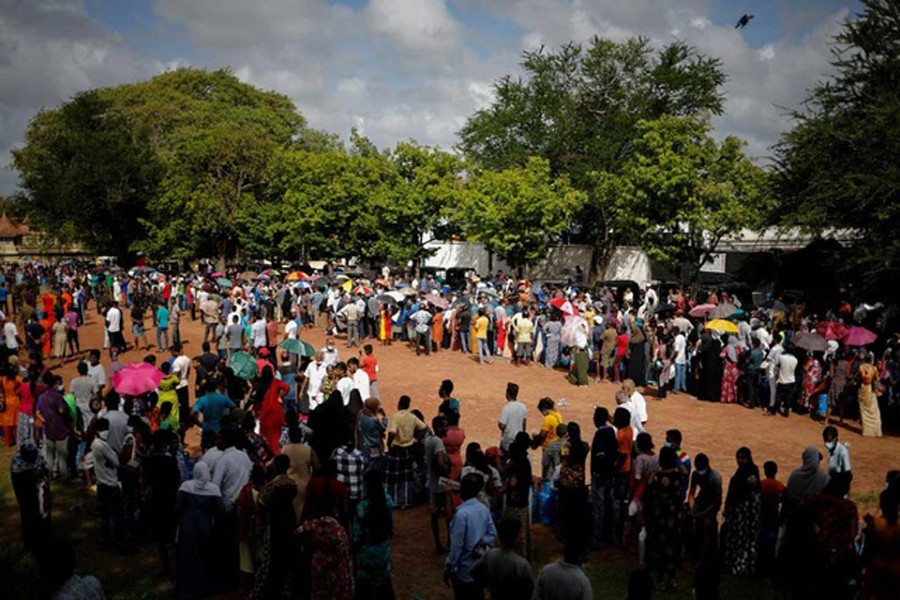 কলম্বোতে রান্নার গ্যাস সংগ্রহের জন্য খালি সিলিন্ডার হাতে দাঁড়িয়ে আছেন শত শত মানুষ। ছবি: রয়টার্স
