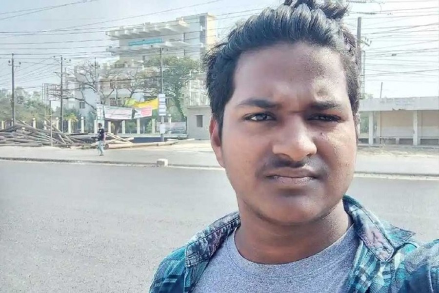 থানায় অভিযোগ করায় তরুণকে প্রকাশ্যে হত্যা