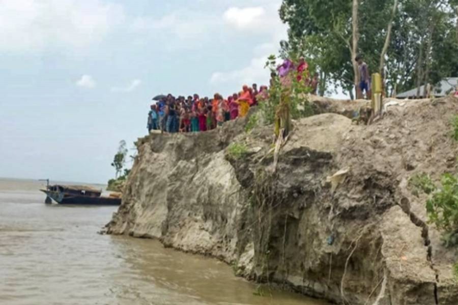 সিরাজগঞ্জে যমুনার দুই তীরই ভাঙছে 