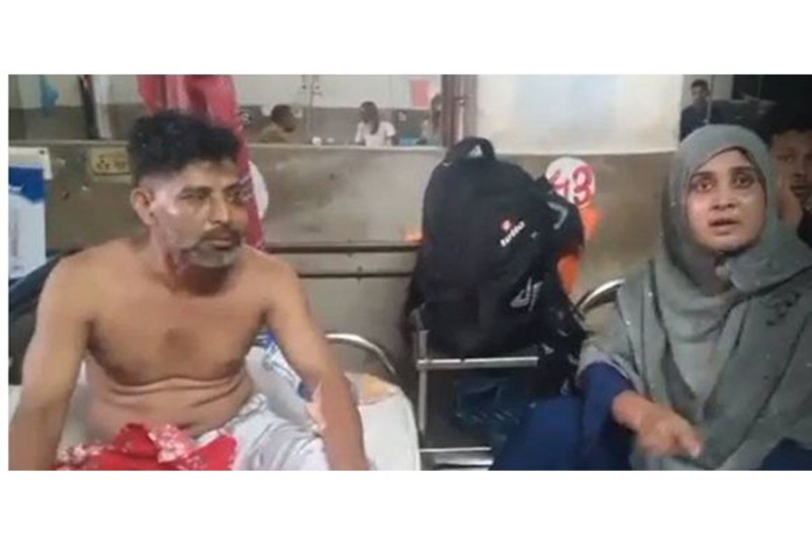 উজিরপুর উপজেলায় দুর্ঘটনার শিকার যমুনা লাইন পরিবহনের বাসের আহত যাত্রী পিরোজপুরের ভাণ্ডারিয়া উপজেলার রাজপাশা গ্রামের বাসিন্দা মো. আনিস/ ছবি: বিডিনিউজ টোয়েন্টিফোর ডটকম