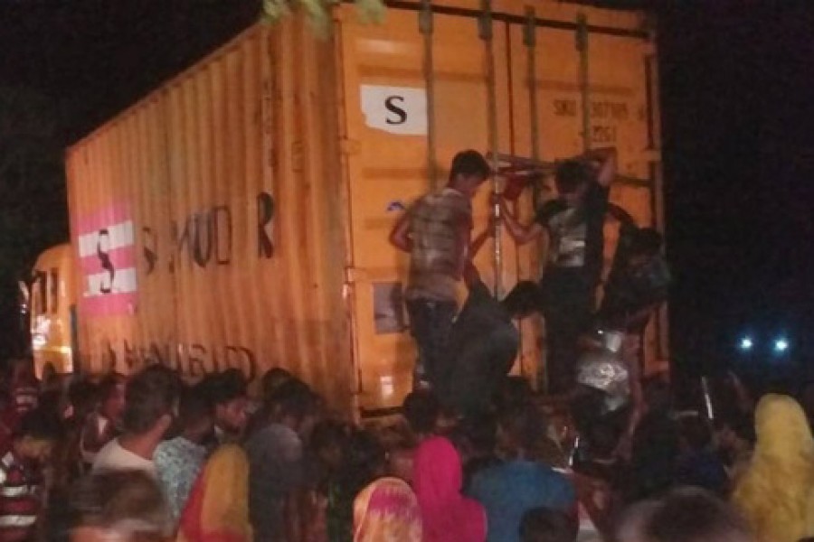 তেলবাহী কন্টেইনারে ছিদ্র, সংগ্রহ করতে স্থানীয়দের হুড়োহুড়ি