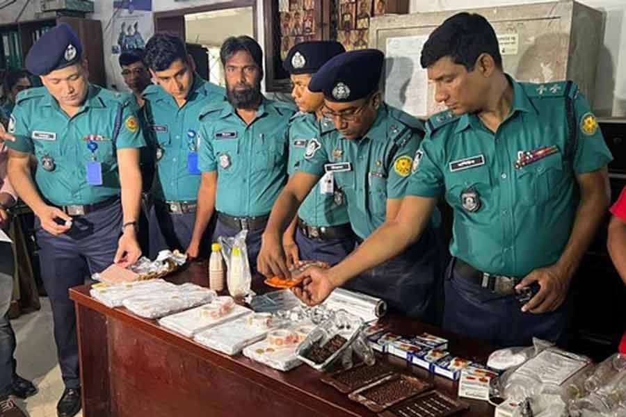 গাঁজা দিয়ে কেক, চকোলেট তৈরি করে অনলাইনে বিক্রির অভিযোগে তিনজন গ্রেপ্তার