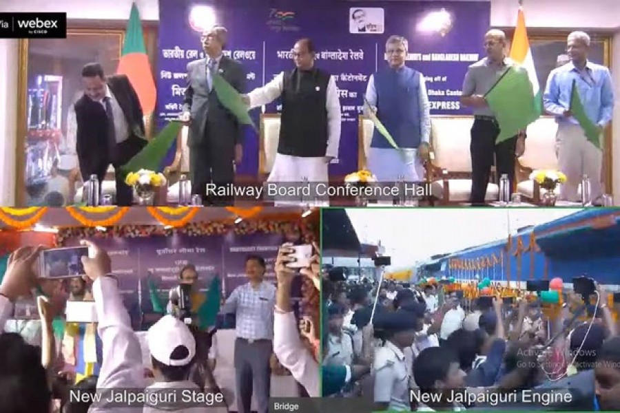 ৫৭ বছর পর যাত্রী নিয়ে ট্রেন ছুটল চিলাহাটি-হলদিবাড়ির পথে