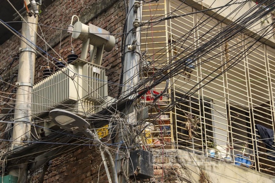 রাজধানীর দক্ষিণ বনশ্রী আইডিয়াল স্কুল অ্যান্ড কলেজ ভবনের দেয়াল ঘেঁষে থাকা বিদ্যুৎ সঞ্চালন লাইন ও বৈদ্যুতিক ট্রান্সফরমারের কারণে দুর্ঘটনার ঝুঁকিতে আছেন ভবনগুলোর বাসিন্দারা। ছবি: মাহমুদ জামান অভি/বিডিনিউজ টোয়েন্টিফোর ডটকম