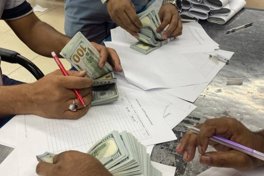 বিদেশগামী দুই যাত্রীর কাছে মিললো দুই লাখ ৩০ হাজার ডলার