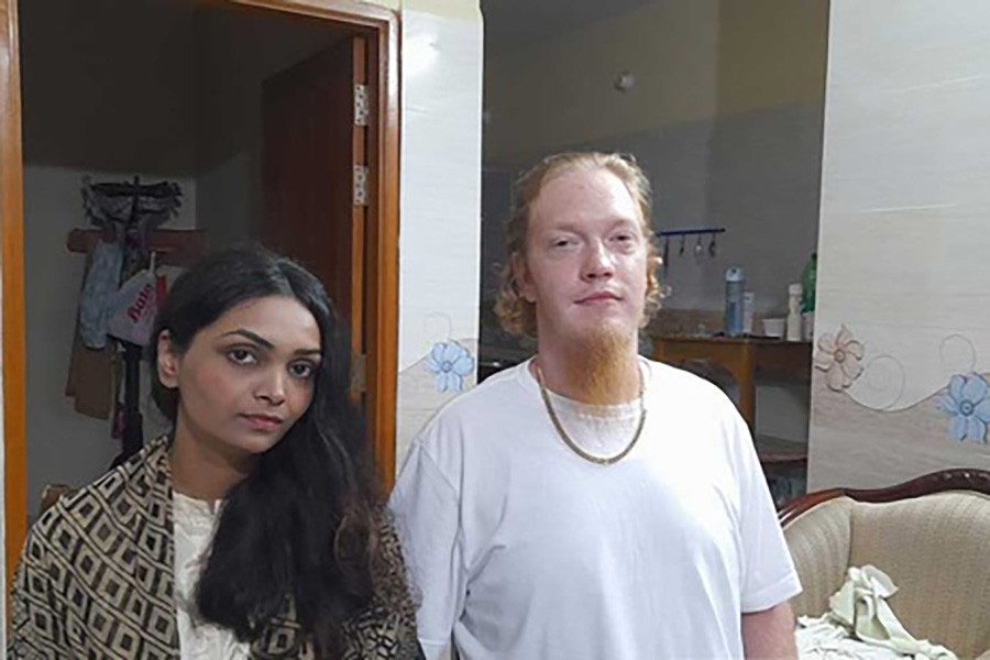 ‘প্রেমের টানে’ যুক্তরাষ্ট্র ছেড়ে এক আমেরিকান যুবক গাজীপুরে এসে এক নারীকে বিয়ে করেছেন।