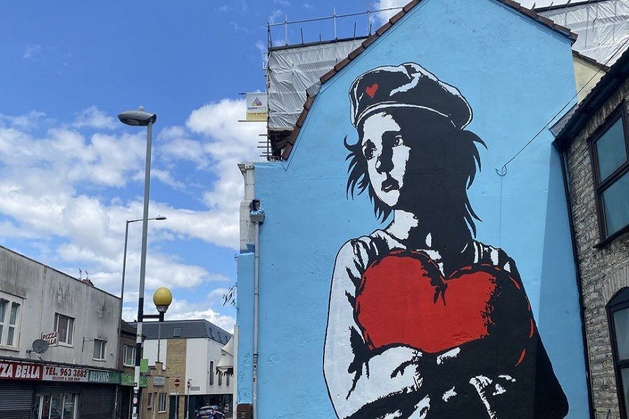 দ্য লাভ ফাইটার, ব্রিস্টলে আপফেস্ট ২০২২ উপলক্ষে আঁকা একটি গ্রাফিতি, শিল্পী গইন ডট আর্ট। ছবি: বিবিসি