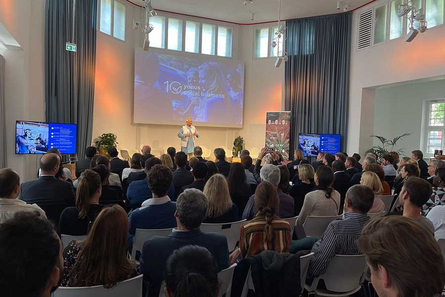 গত বৃহস্পতিবার বার্লিনে অনুষ্ঠিত ইউনূস সোশ্যাল বিজনেস এর ১০ম প্রতিষ্ঠাবার্ষিকীতে বক্তব্য দিচ্ছেন শান্তিতে নোবেলজয়ী অধ্যাপক মুহাম্মদ ইউনূস। ছবি: ইউনূস সেন্টার।